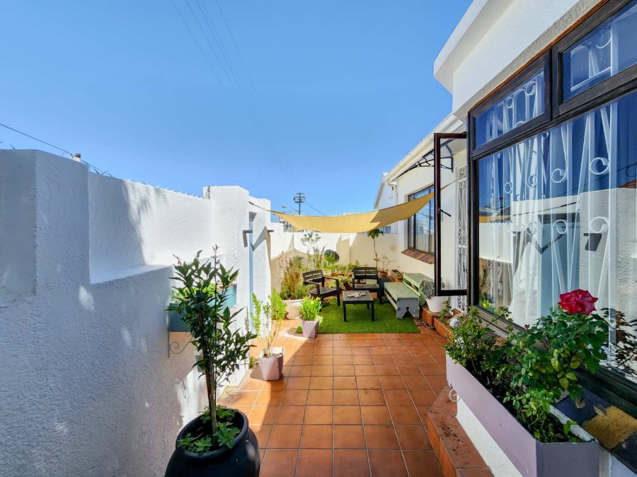 3 Bedroom Property for Sale in Sea Point Western Cape